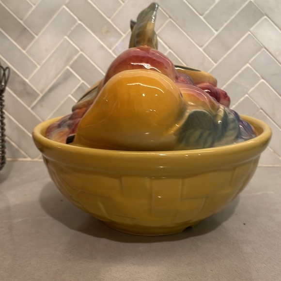 Shawnee USA Vintage Fruit Bowl and Lid - Picture 3 of 9